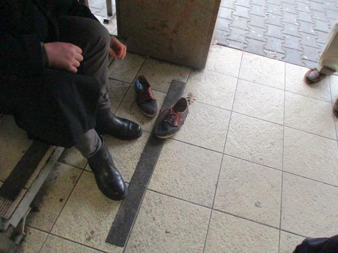 Straż Miejska dała buty bezdomnemu