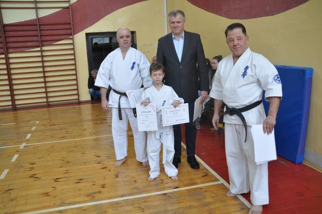 Akademia Karate w Skarżysku. Certyfikaty na wyższe stopnie dla wychowanków klubu