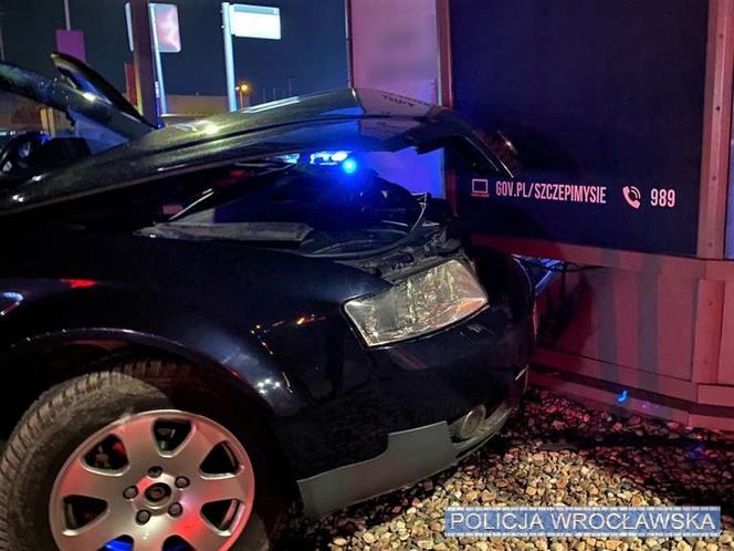 Pijany kierowca audi wjechał w sklepową witrynę pod Wrocławiem 