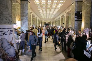 Mineral Expo w Pałacu Kultury ze szkieletem ichtiozaura