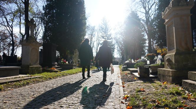 1 listopada na cmentarzu przy ul. Lipowej w Lublinie. Mieszkańcy odwiedzają groby swoich bliskich