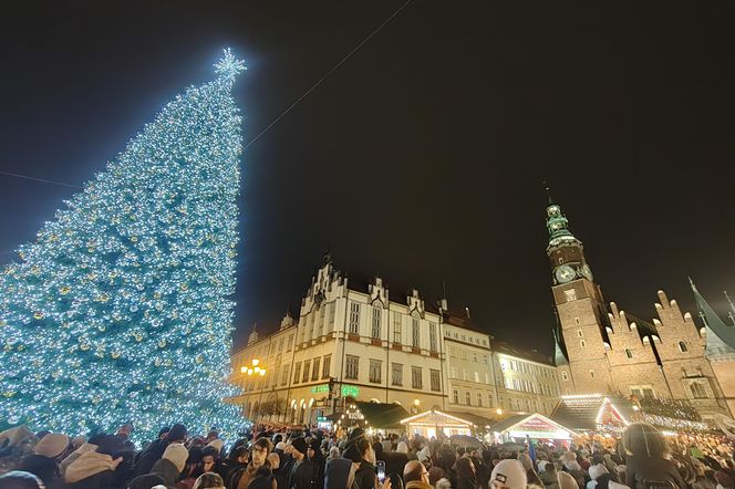 Największa choinka we Wrocławiu już rozświetlona! Tłumy powitały Świętego Mikołaja 