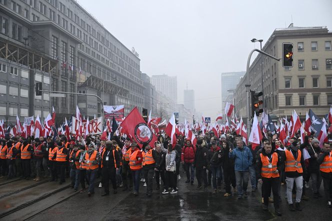 Marsz Niepodległości 2025 na żywo. Relacja z Warszawy. "Chcę zobaczyć Polskę samodzielną i niezakompleksioną"