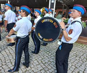 Policjanci świętowali na Rynku w Lesznie. Był uroczysty apel i piknik