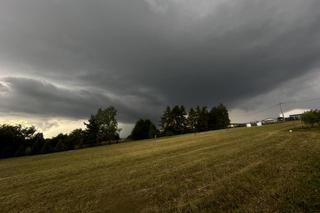 Groźne burze nad Polską. Wichura i potężne gradobicie w Raciborzu 