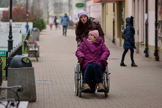 Na Wspólnej odc. 3995. Krystyna Agier (Małgorzata Knothe), Ula (Julia Jurek)