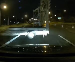 Wypadek na autostradzie A4. Samochód zderzył się z nieoświetloną przyczepką