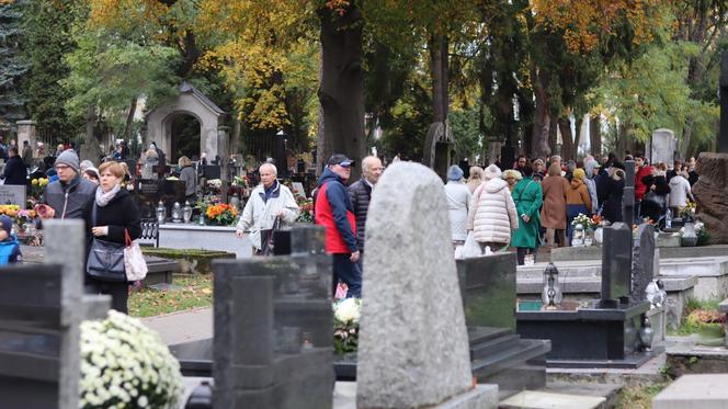 Tak mieszkańcy odwiedzają groby zmarłych. Tłumy na najstarszym cmentarzu w Lublinie