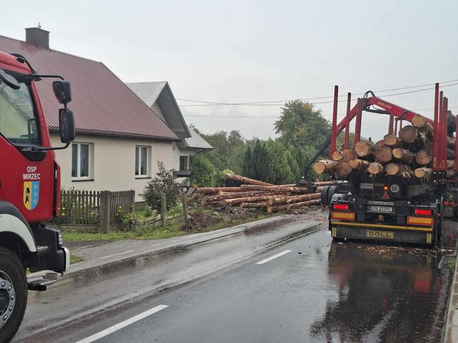 Wypadek w Mircu! Przewróciła się ciężarowka z drewnem, uszkodziła gazociąg