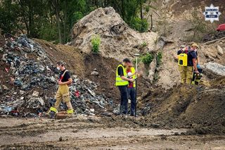 Potężne uderzenie w mafię śmieciową na Śląsku. Zamiast utylizować, zakopywali tony śmieci w Piekarach Śląskich