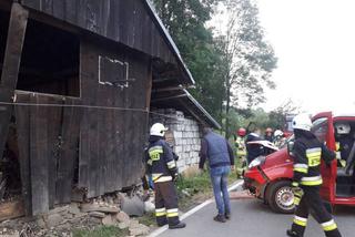 Kicznia. Uderzył samochodem w budynek. Wszystko przez dzikie zwierzę