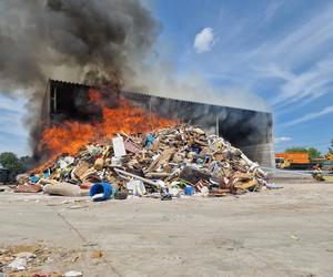 Pożar składowiska odpadów wielkogabarytowych w Tarnowie - 23.05.2023r.