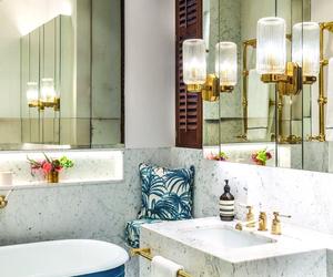Łazienka ze złotymi akcesoriami i dodatkami – dyskretna elegancja 