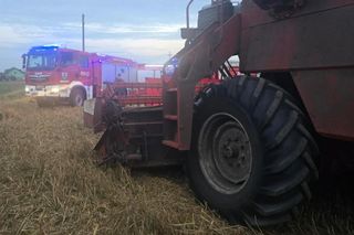 Śmiertelny wypadek na polu pod Chojnicami. Ojciec potrącił kombajnem 29-letniego syna [ZDJĘCIA]