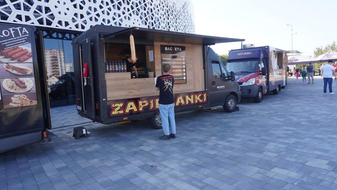 Festiwal Food Trucków w Olsztynie. Pod halą Urania można zjeść dania z kuchni całego świata [ZDJĘCIA]