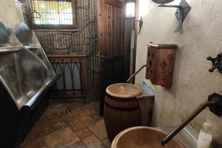 Warownia Pszczyńskich Rycerzy wystawiona na sprzedaż.