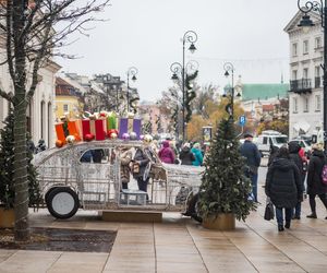 Iluminacja świąteczna znów rozbłyśnie w Warszawie. Ruszył montaż ozdób