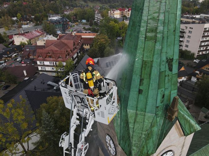 Dym przy Sanktuarium Świętej Rodziny na Krupówkach. Ćwiczenia strażaków w Zakopanem