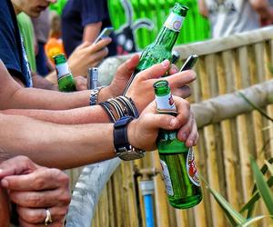 Polacy piją coraz mniej piwa. W 2023 roku kupili 400 mln butelek i puszek mniej niż rok wcześniej