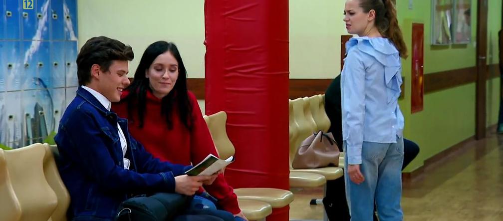 Barwy szczęścia, odc. 2056. Magda (Natalia Sierzputowska), Kacper (Jakub Szlachetka), Oliwka (Wiktoria Gąsiewska)