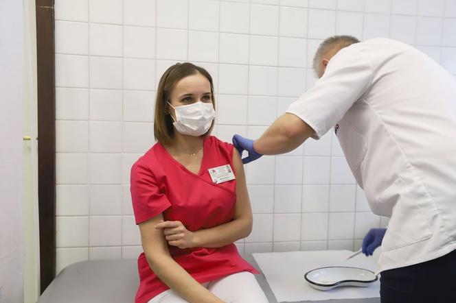 Pierwsze szczepienia przeciwko covid-19 w Lesznie. Dziś zaszczepiono 30 osób