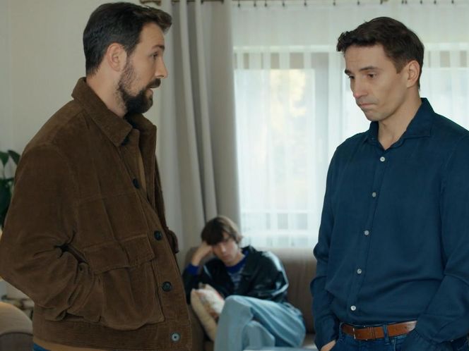 Barwy szczęścia, odcinek 3179: Tomasz (Jakub Sokołowski), Kodur (Oskar Stoczyński), Wiktor (Grzegorz Kestranek)