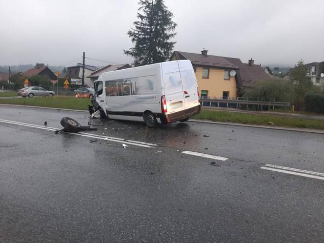 Wielogłowy. Wypadek na DK 75! Siła uderzenia urwała koło w samochodzie