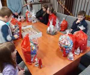 Przekazanie paczuszek ze słodyczami dla dzieci z domów dziecka - mikołajki 2022