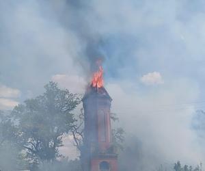 Pożar zabytkowej wieży ciśnień w Rucianem-Nidzie. Nad miastem unosiły się ogromne kłęby dymu [ZDJĘCIA]