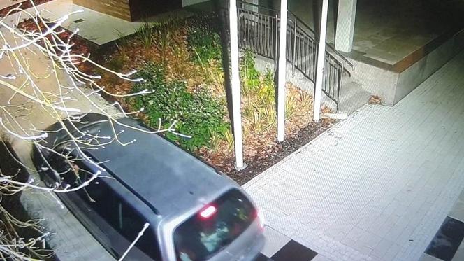 Orzysz. Jeździł autem po Ogródku Jordanowskim. Wszystko nagrały kamery monitoringu [ZDJĘCIA]