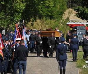 Policjant Arkadiusz zginął tragicznie.  Przez huk salwy na pogrzebie przedarł się łamiący serce szloch