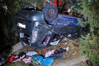 Nocny dramat pod Siedlcami. Młoda dziewczyna staranowała ogrodzenie i dachowała na poboczu