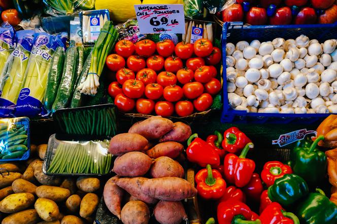 Zakaz sprzedaży warzyw i owoców w plastikowych opakowaniach. Posłowie złożyli interpelację