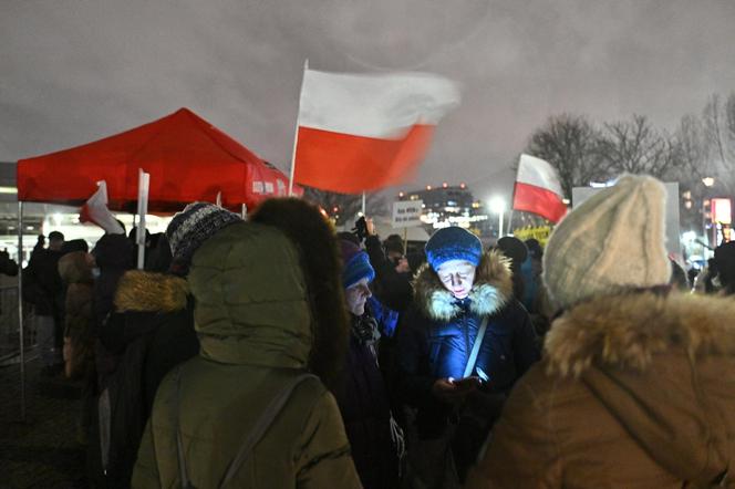 Kolejny dzień protestu przed siedzibą TVP