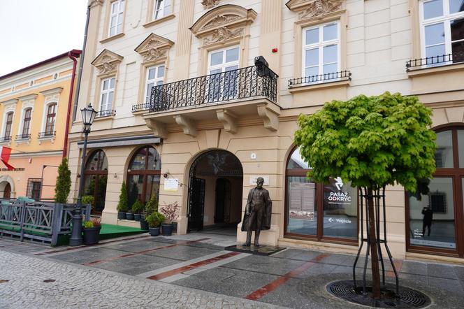 Dzięki niemu Tarnów stał się nowoczesnym miastem. Jego pomnik przyciąga tłumy turystów