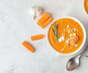 Pełna zdrowia marchwianka. Prosty przepis na zupę leczącą dolegliwości żołądkowe i ból brzucha
