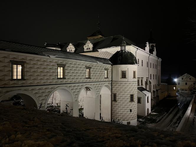 Zamek Pardubice - zdjęcia cennego zabytku Wschodnich Czech. Wnętrza, muzeum, zamek nocą