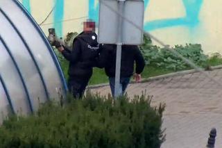 Wyrywali słupek drogowy w centrum Bydgoszczy. Wszystko pod okiem kamer miejskich! [ZDJĘCIA]