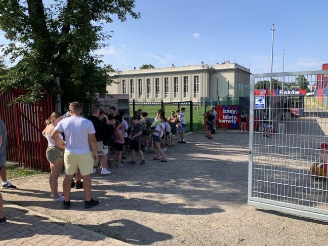 Ostatnie bilety na mecz piłkarzy Rakowa dostępne w sklepie Medalik