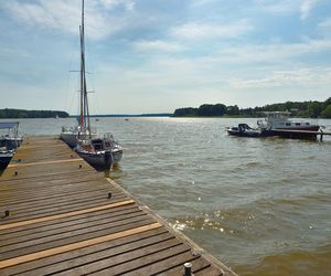   Ta wieś leży nad najdłuższym jeziorem w Polsce. Jest znana z powieści Pan Samochodzik