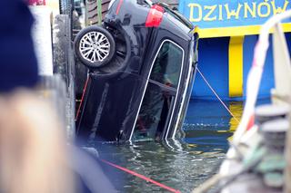 Tragedia w Dziwnowie: nie było śladów hamowania. Dlaczego auto wpadło do rzeki?