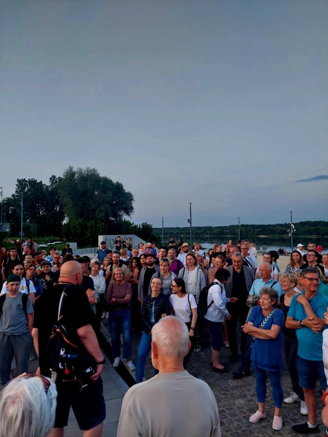 Magiczna Noc Świętojańska w Starym Fordonie. Spacer pod gwiazdami przyciągnął bydgoszczan i turystów