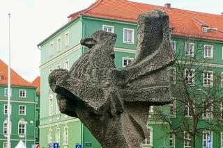 Rzeźba gryfa na alei Jana Pawła II