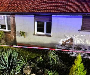 19-latek wypadł z drogi i uderzył w dom. Golf w strzępach, to cud że żyją!