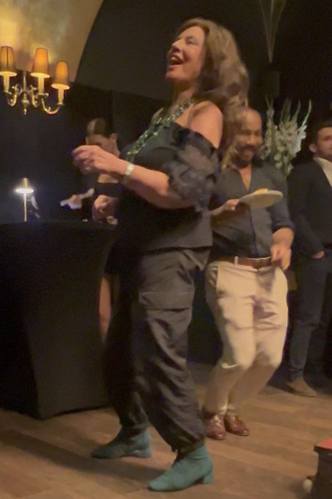 Agnieszka Perepeczko je, pije i tańcuje w środku nocy