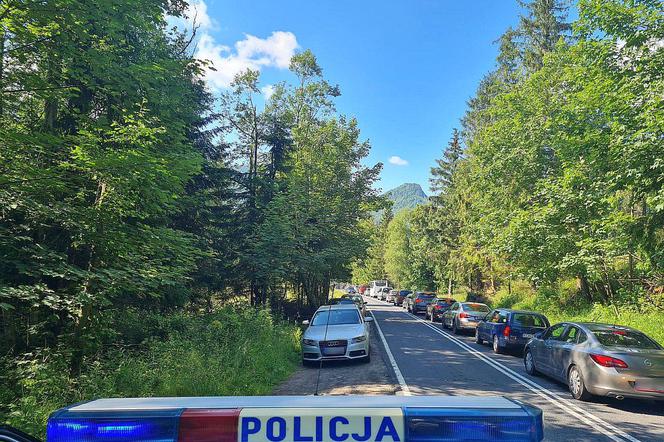 Policja odholowuje zaparkowane w Tatrach samochody