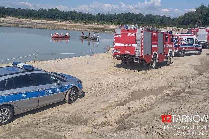 Koparka wpadła do zbiornika wodnego w Radłowie. Nie żyje 59-letni kierowca