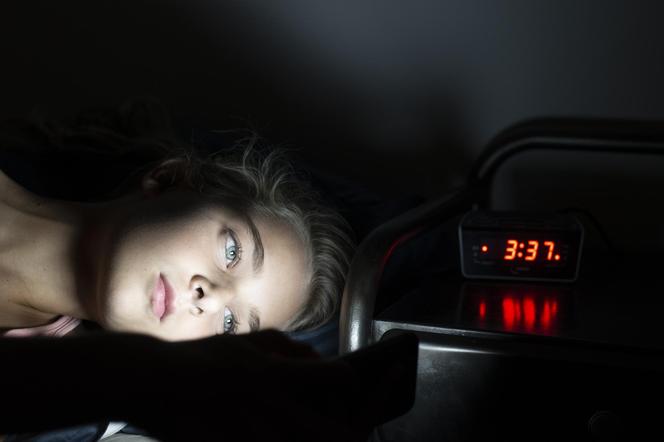 Problemy ze snem zwiększają ryzyko udaru. Ekspert wyjaśnia, kto jest szczególnie narażony