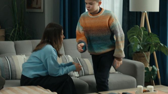 Barwy szczęścia odc. 3203 po wakacjach. Kasia (Katarzyna Glinka), Ksawery (Bartosz Gruchot)