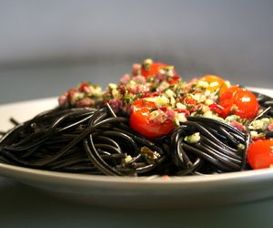 Przepisy na Halloween: czarny makaron z pomidorkami koktajlowymi